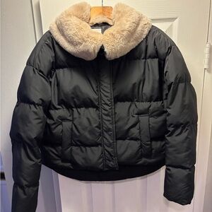 Elegant Black Puffer Jacket with Faux Fur Collar